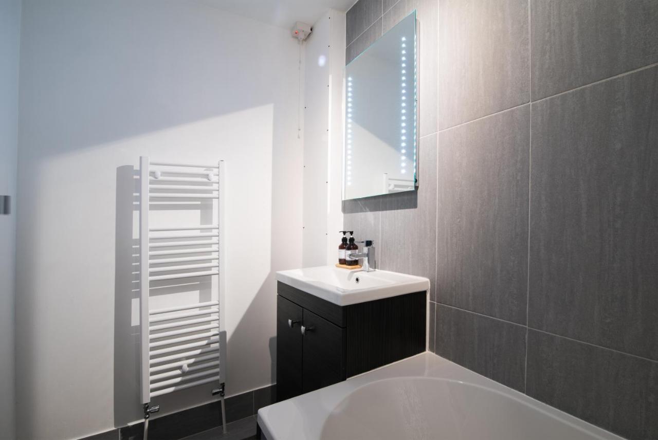 Апартаменты Immaculate 3 Bed House - Stunning Balcony Views Матлок Экстерьер фото